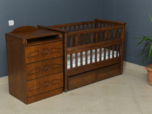Wood nut crib with commode